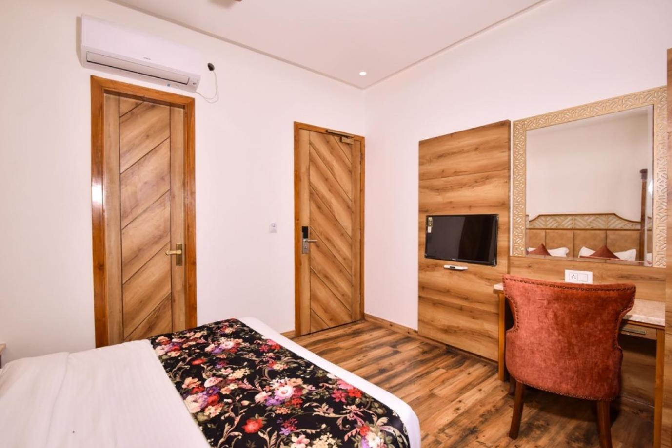 Hotel Rv Golden Αμριτσάρ Εξωτερικό φωτογραφία