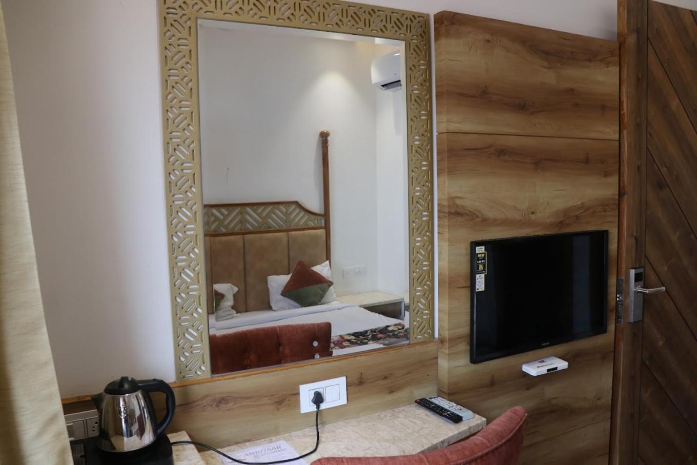 Hotel Rv Golden Αμριτσάρ Εξωτερικό φωτογραφία